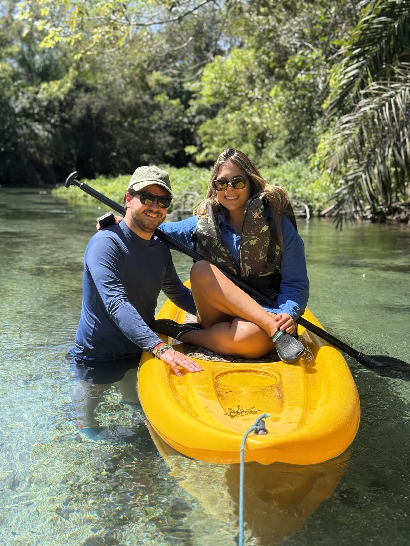 Amanda et Fabien en kayak sur une rivière transparente à Bonito